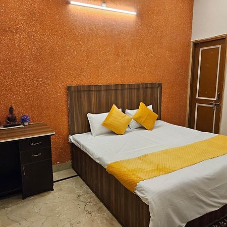 Krishna'S Land Hotel Vrindavan Bagian luar foto