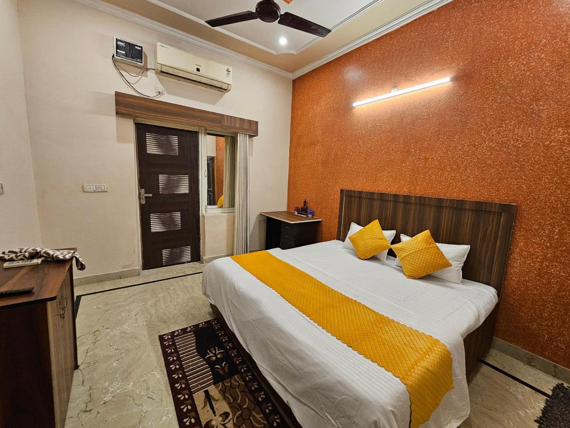 Krishna'S Land Hotel Vrindavan Bagian luar foto