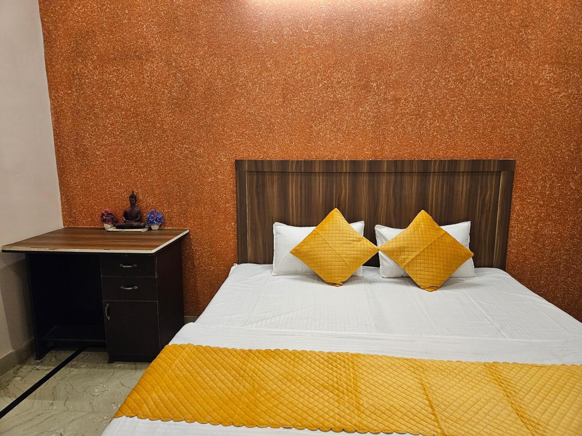 Krishna'S Land Hotel Vrindavan Bagian luar foto