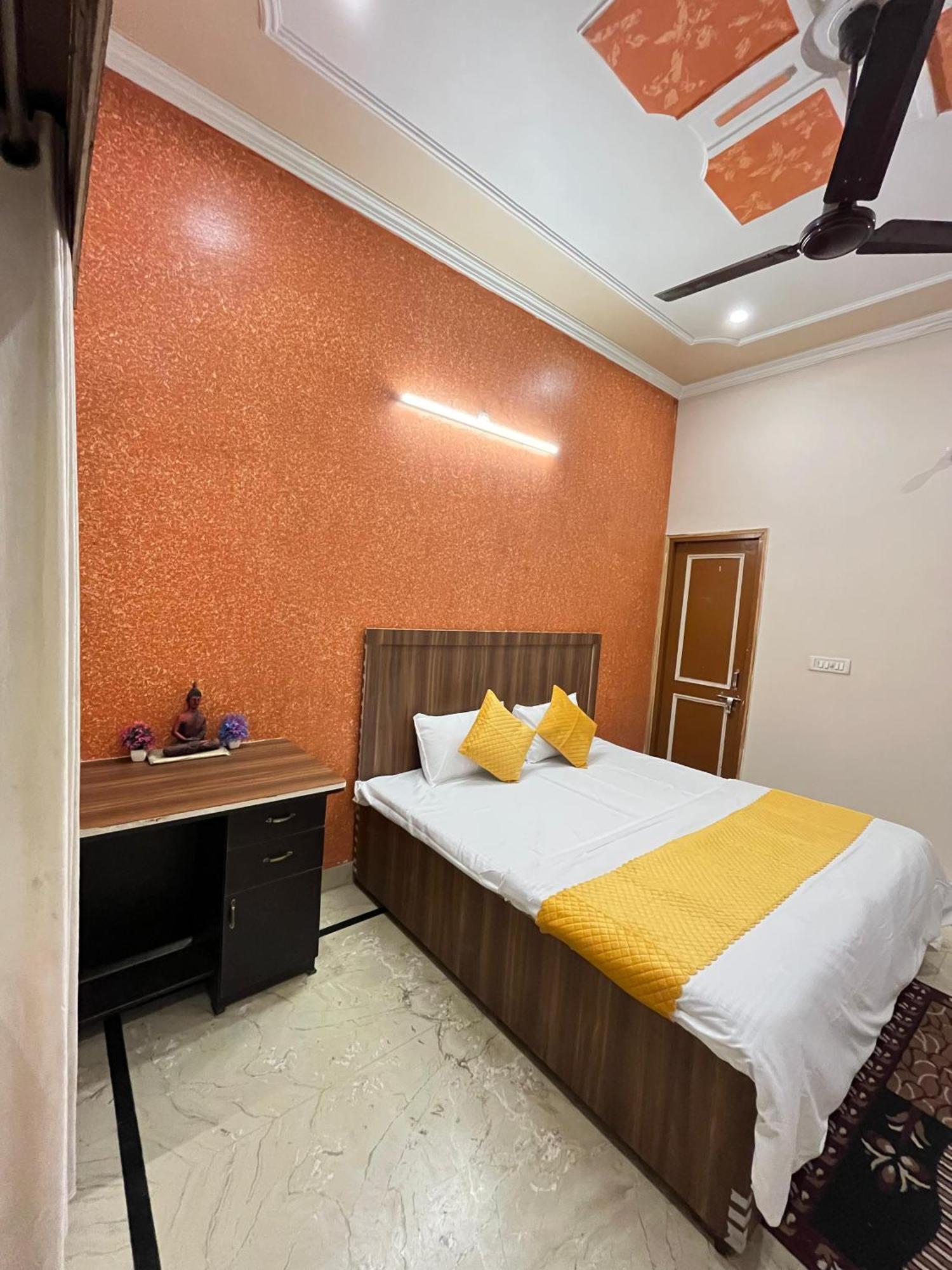 Krishna'S Land Hotel Vrindavan Bagian luar foto