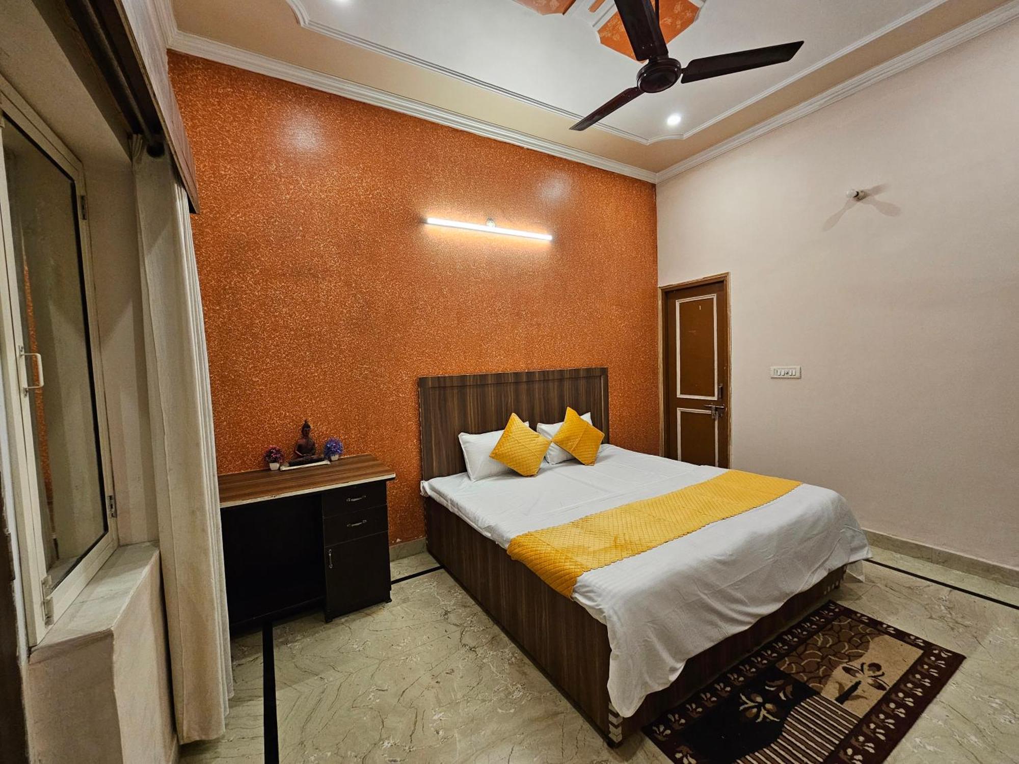 Krishna'S Land Hotel Vrindavan Bagian luar foto