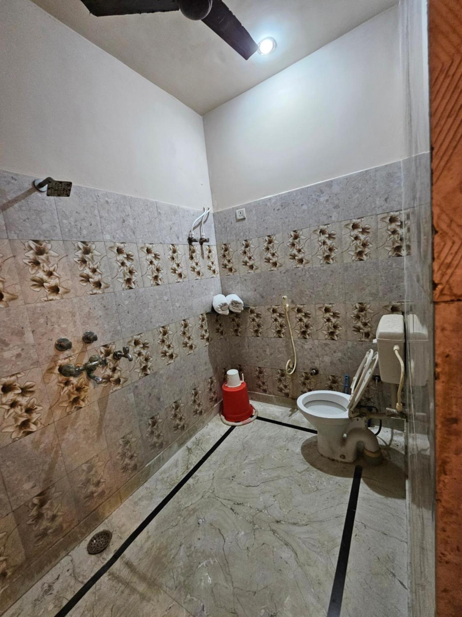 Krishna'S Land Hotel Vrindavan Bagian luar foto