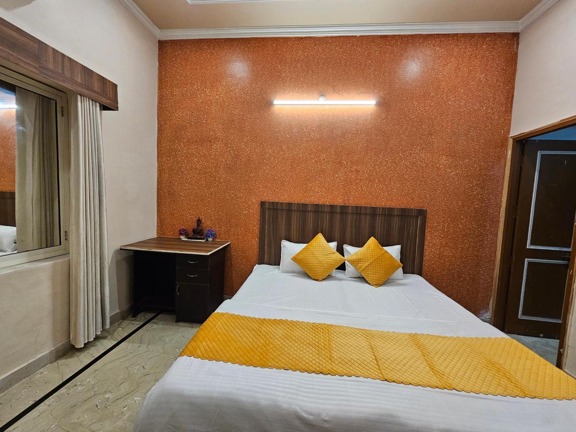 Krishna'S Land Hotel Vrindavan Bagian luar foto