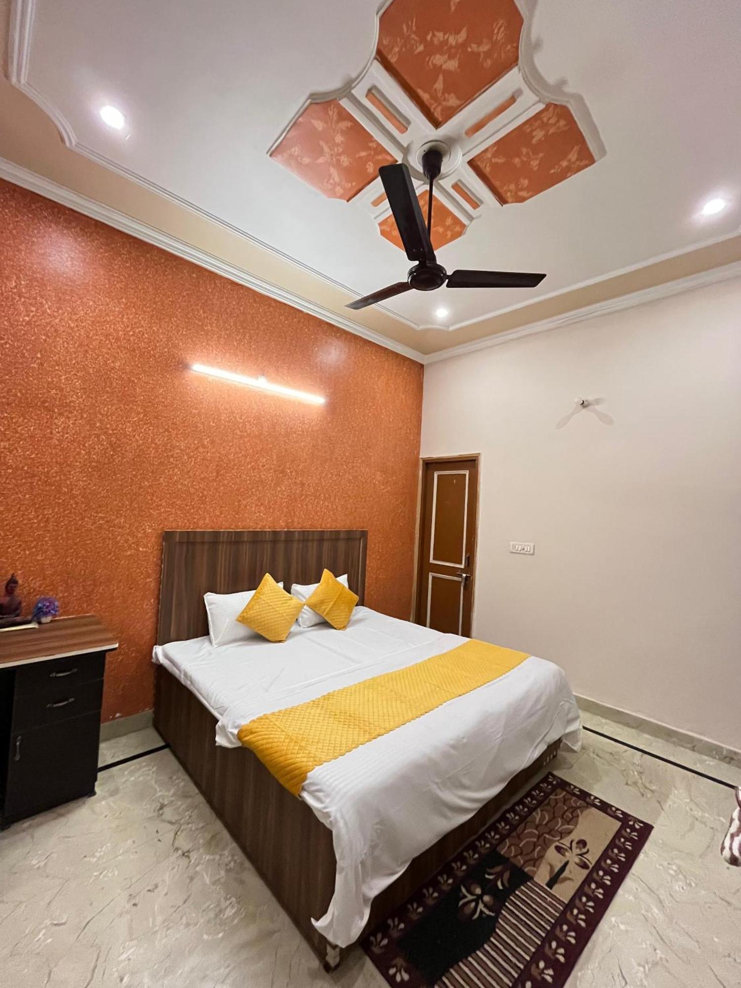 Krishna'S Land Hotel Vrindavan Bagian luar foto